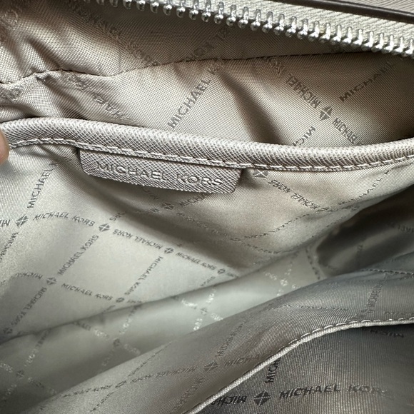 AUTHENTIC MICHAEL KORS CROSSBODY BAG. - Picture 7 of 8